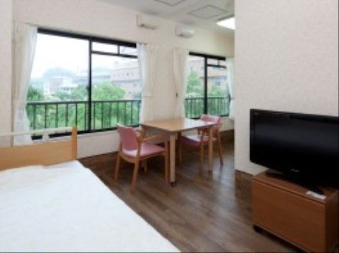 ケアポート八王子の居室。ご自宅より家具や生活用品の持ち込みも出来る居室空間。ご自宅のようにお使いいただけます。