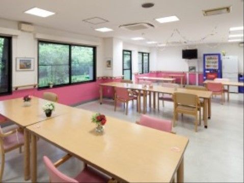 ケアポート八王子の食堂。日々多くの入居者様で大いに賑わう、楽しお食事風景となっております。