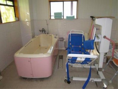 ケアポート八王子の機械浴室。充実した浴室環境のご用意がございます。ご負担の少ないご入浴をお楽しみください。