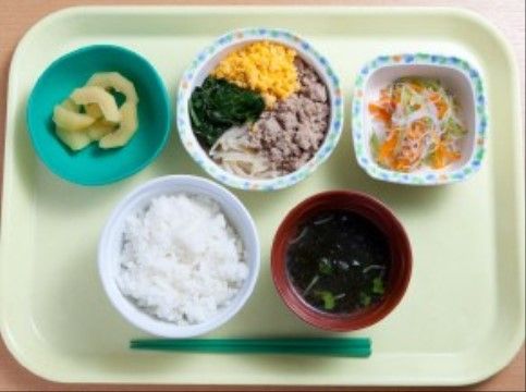 ケアポート八王子の食事。毎日を楽しみにしていただける豊富なお食事メニューをご用意しております。