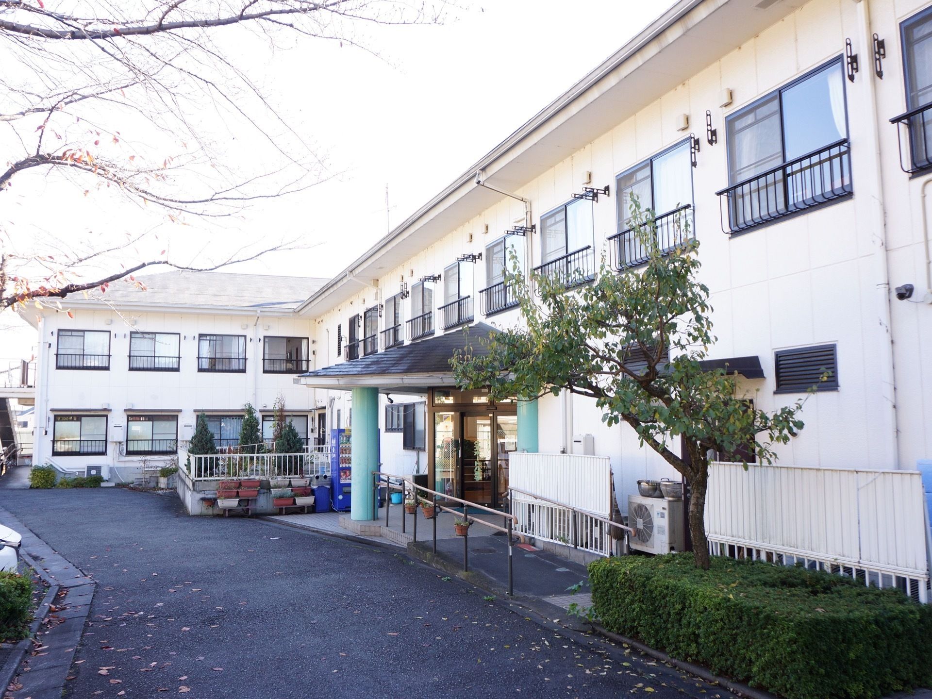 施設はＬ字型の２階建ての建物となっており、白い壁となっている。壁にはたくさんの落下防止付き窓が設置されている。