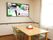 壁に取り付けられた手すりの上の方に、大型の液晶テレビが設置されている。テレビにはワイドショーが映されている。