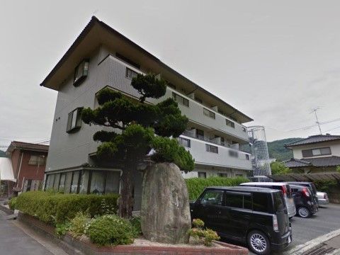 「ヴィラ吉香」の外観3。植木の緑が綺麗な外観です。