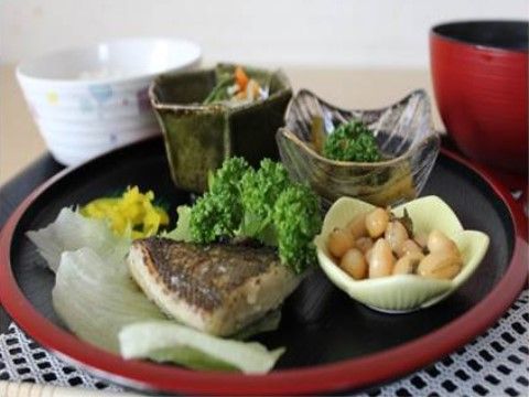 焼き魚や煮豆などが、小さい器に盛りつけられているお膳