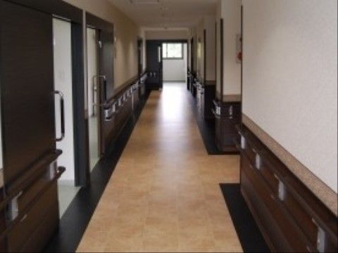 「さと和の家」の廊下。少しでも廊下にゆとりをもたせる為に、横開きドアに変更している。