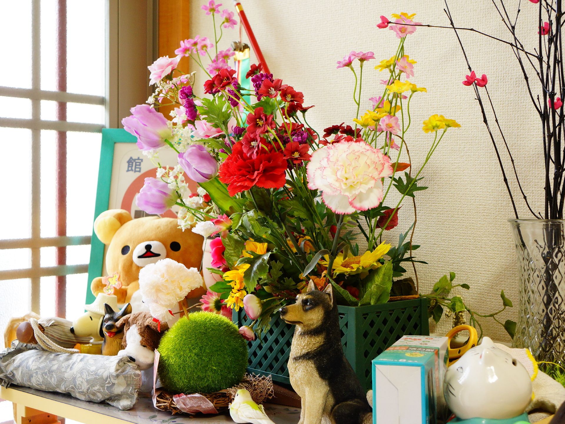 施設の玄関には植物やぬいぐるみ、そのほか様々な装飾が設けられている。明るく元気の出る雰囲気のある空間である。