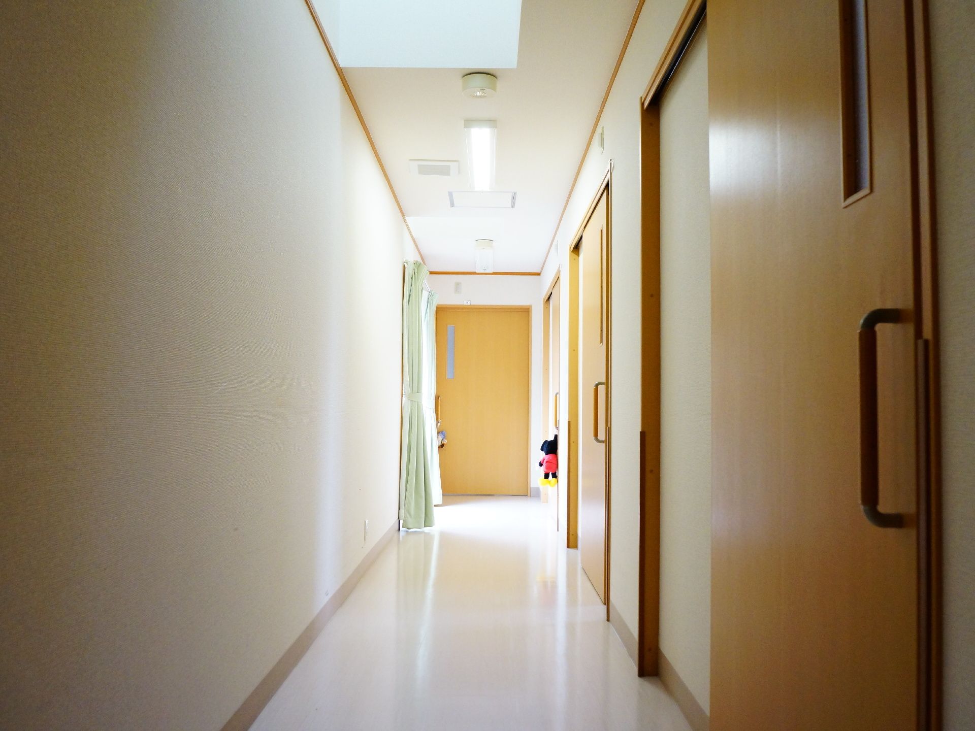 施設の床はホワイトの塩ビシートが貼られている清潔な床である。扉はスライド式のドアになっており、お年寄りの方でも開けやすくなっている。