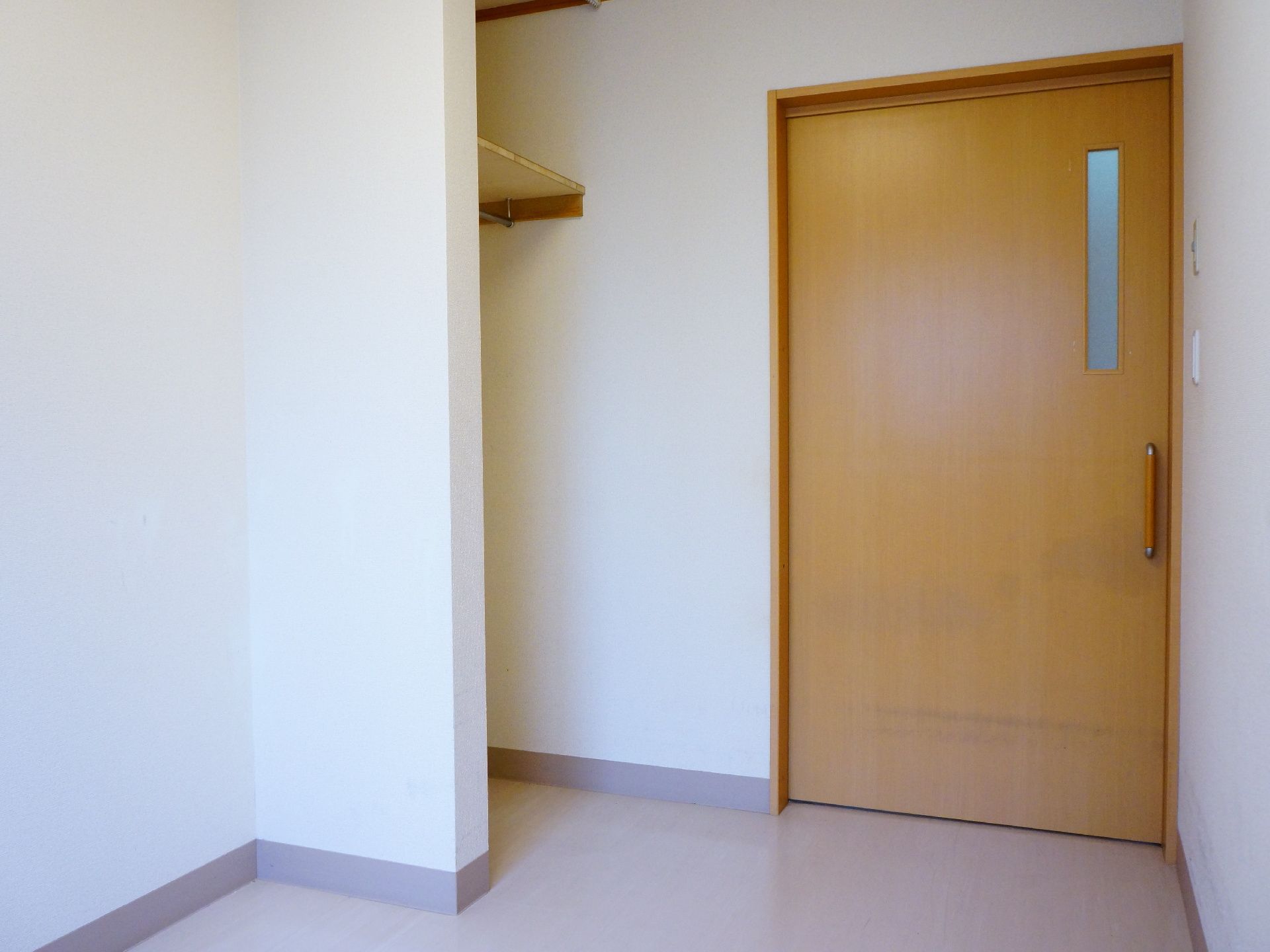 個室を入ってすぐのところに収納スペースがある扉はついておらず洋服をハンガーでかけられるようなパイプが1本通っている。
