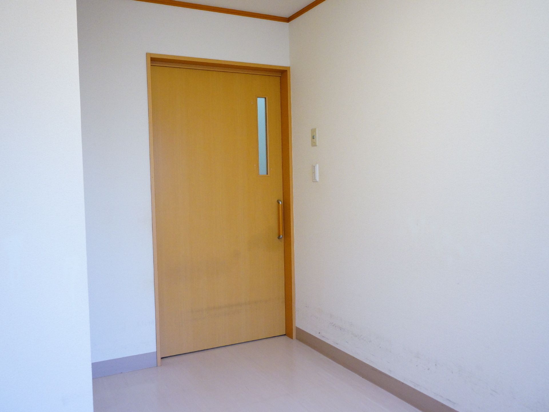 個室への入り口の扉はスライド式のドアになっている。通常の扉より横幅が大きくとられているので車いすのかなでもスムーズに通ることができる。