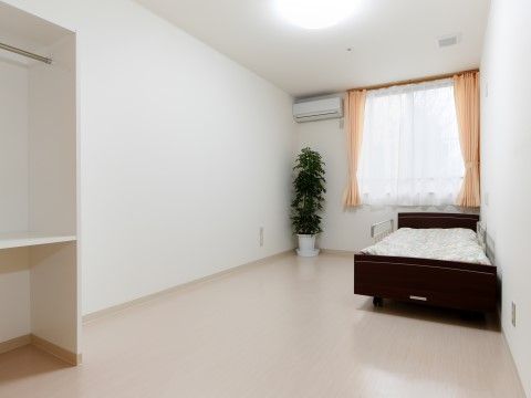 「はなぞの」の居室。窓よりに介護ベッドを設置し、目覚めの良い朝を太陽が誘ってくれる。