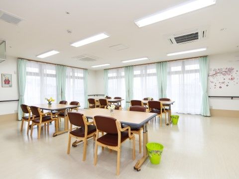 「はなぞの」の食堂・リビング。椅子から離れる必要なく、テーブル横にゴミ箱が設置されている。