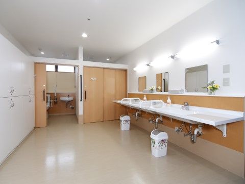 「はなぞの」の洗面台・トイレ。車椅子の方が使用することを想定し、トイレ全体にゆとりを持たせて、動きやすくしている。