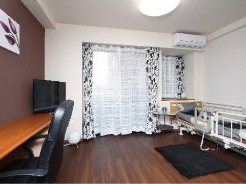 「サンハウス曽根」のAタイプ 洋室 （男性用）。介護ベッドを付きの居室を設置しており、リクライニング機能を設置している。
