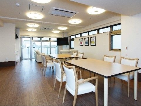 「サンハウス曽根」の共用リビング。家庭的なリビング空間は、複数の照明を設置している。