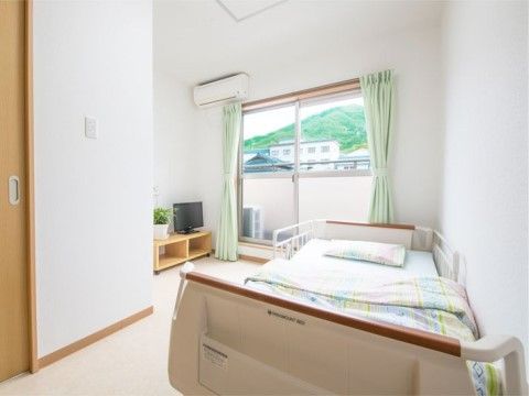 「リーガルシニア瓢箪山」の居室。日当たりもよく、気持ちの良い目覚めができる。