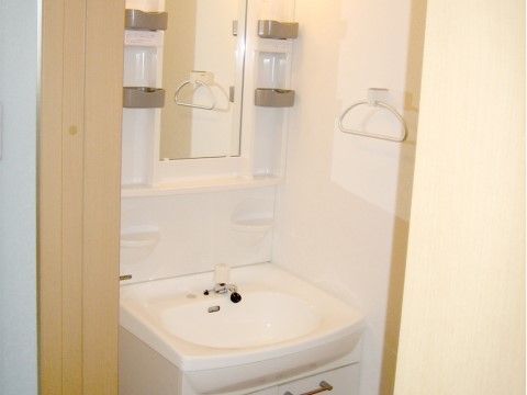 「リーガルシニア瓢箪山」の洗面台。日常動作の一部で使用する洗面台は、他の方に見られること無く身だしなみを整えられる。