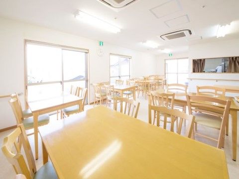 「リーガルシニア瓢箪山」のダイニング。室内照明だけでなく、外光を取り入れてお食事の気分を上昇させている。