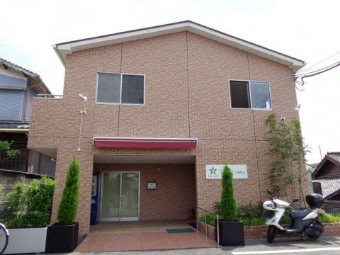 「リーガルシニア瓢箪山」の外観。住宅街に建つ肌色のタイルを纏っている。