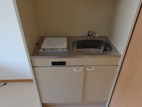 「リーガルシニア瓢箪山」の居室・キッチン。キッチン下にはフライパンを収容できる収納スペース付きである。