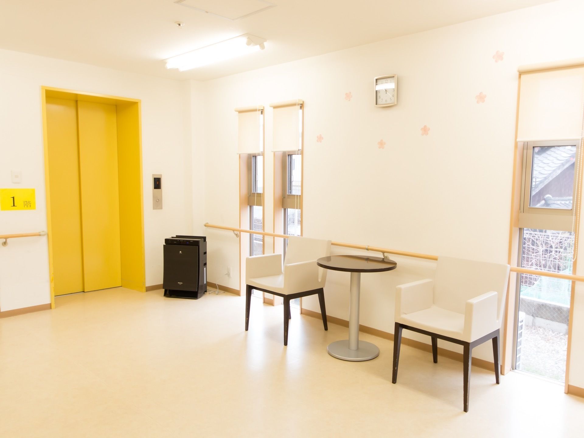 １階にある談話室。玄関から入ってすぐのエントランスホールを兼ねており、またエレベーターの待合室にもなっている。
