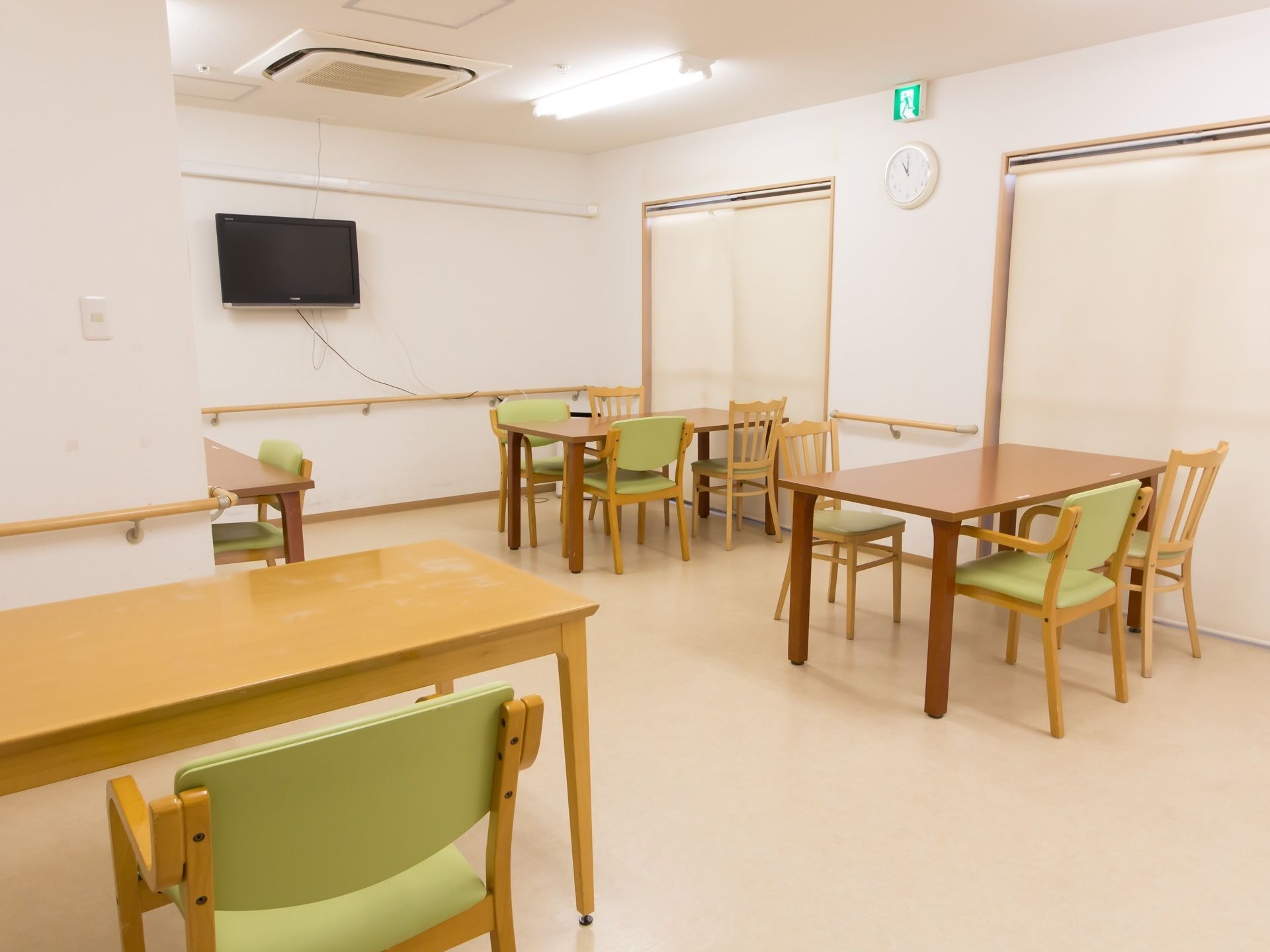 いくつもの座席が並べられている食堂。大型テレビが壁に設置されており、自由時間に使える共有スペースにもなっている。