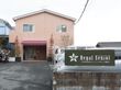 淡い赤茶色の壁を持つ、２階建ての建物である。正面に赤いひさしの付いた玄関がある。敷地入り口のブロック塀に施設名のプレートが付いている。