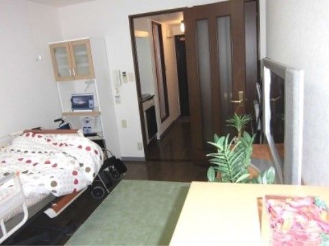 「アルファケア東住吉」の居室。自宅からの所有物を置くことも可能であり、充実したシニアライフをおくることができる。