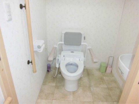 「アルファケア東住吉」居室・トイレ。ヒートショック防止の為に、便座には暖房設備が整っている。
