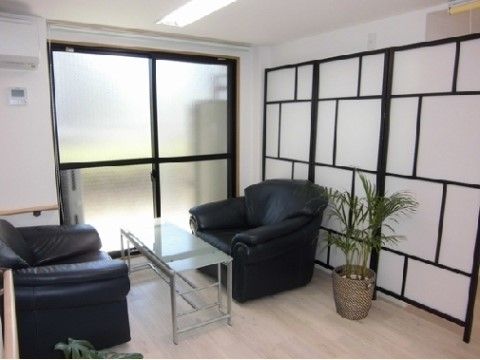 「アルファケア東住吉」の談話室。モダンなデザインで、入居者様が趣味の時間を過ごせる空間となっている。