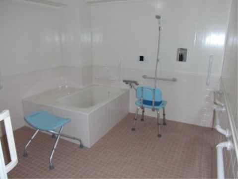 「アルファケア東住吉」の共用浴室。1日の疲れを癒やすことのできる浴室は、しっかりと肩まで浸かれる湯船がある。