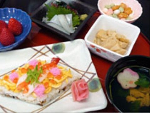 「アルファケア東住吉」のお食事。ちらし寿司のお食事料理をご用意しており、入居者様に楽しみを持ってもらっている。