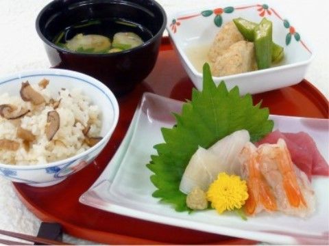 「アルファケア東住吉」のお食事。炊き込みご飯や新鮮な魚介を召し上がれる和食料理をお出ししている。