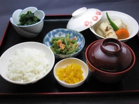「アルファケア東住吉」のお食事。入居者様一人一人の、体調に合わせたメニューを用意し健康に力を入れている。