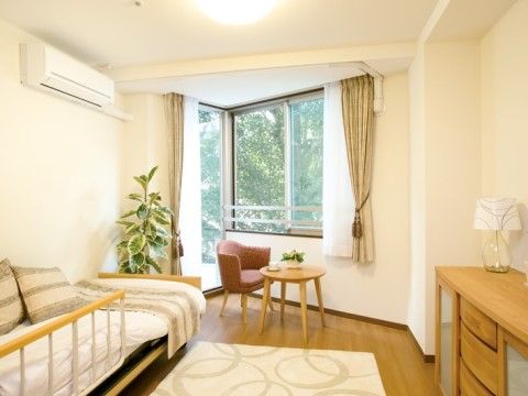 「アーバニティ若水」の居室。照明設備は目に優しい暖色の電球を使用している。