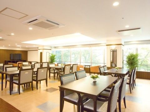 「アーバニティ若水」のダイニング。4人で面と向かってお話ができ、食事時は多い賑わっている。