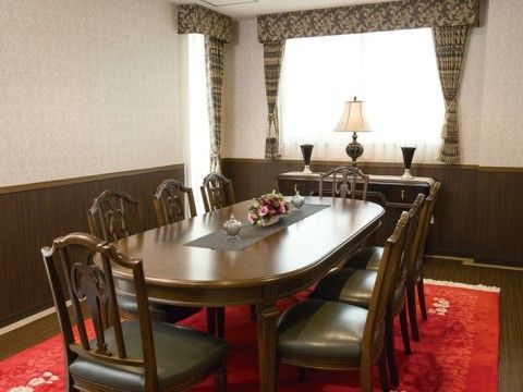 「アーバニティ若水」のゲストルーム。重厚感のある家具が設置され、入居者様への面会時に使用できる。