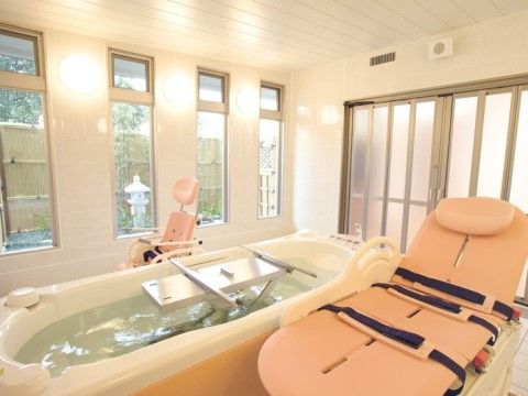 「アーバニティ若水」の特別浴室。介護度の上がりそうな方にも、寝たまま入浴ができ、介助スタッフが頭や背中等を洗い流してくれる。
