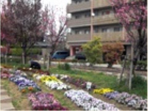 「アーバニティ若水」の周辺環境。季節に沿った花々が鑑賞でき、心のリラクゼーション効果を生んでくれる。