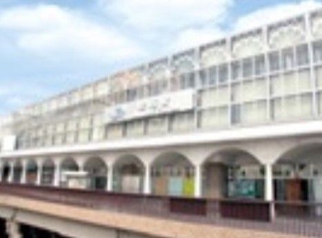 「アーバニティ若水」の周辺環境。駅のショッピングセンターが合体し、多くのお店が立ち並ぶ。