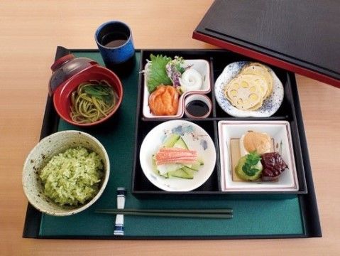 「アーバニティ若水」のお食事。ご飯物以外にも喉に通りやすい麺類料理も用意している。