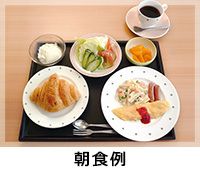 オムレツとマカロニサラダ、クロワッサンとコーヒーとデザートのセット