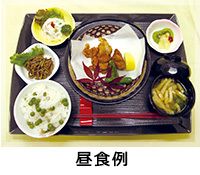 豆ごはんと油揚げの味噌汁と唐揚げ、カットフルーツのデザートが付いたメニュー