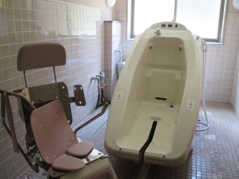 介護用浴槽と椅子