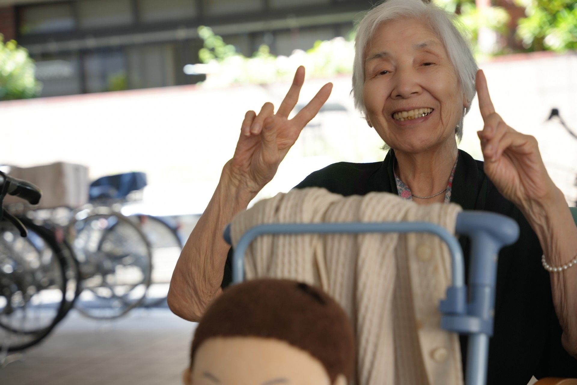笑顔の女性と車椅子