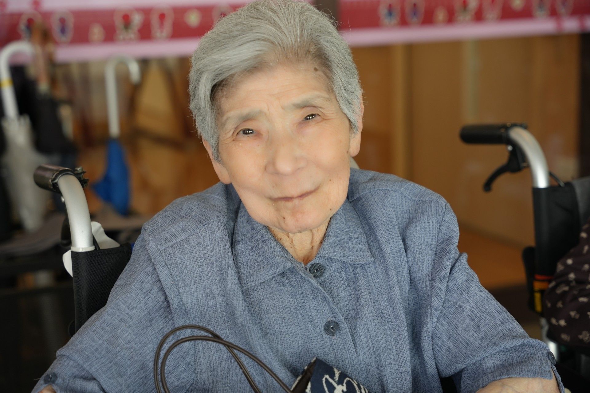 笑顔の女性と車椅子