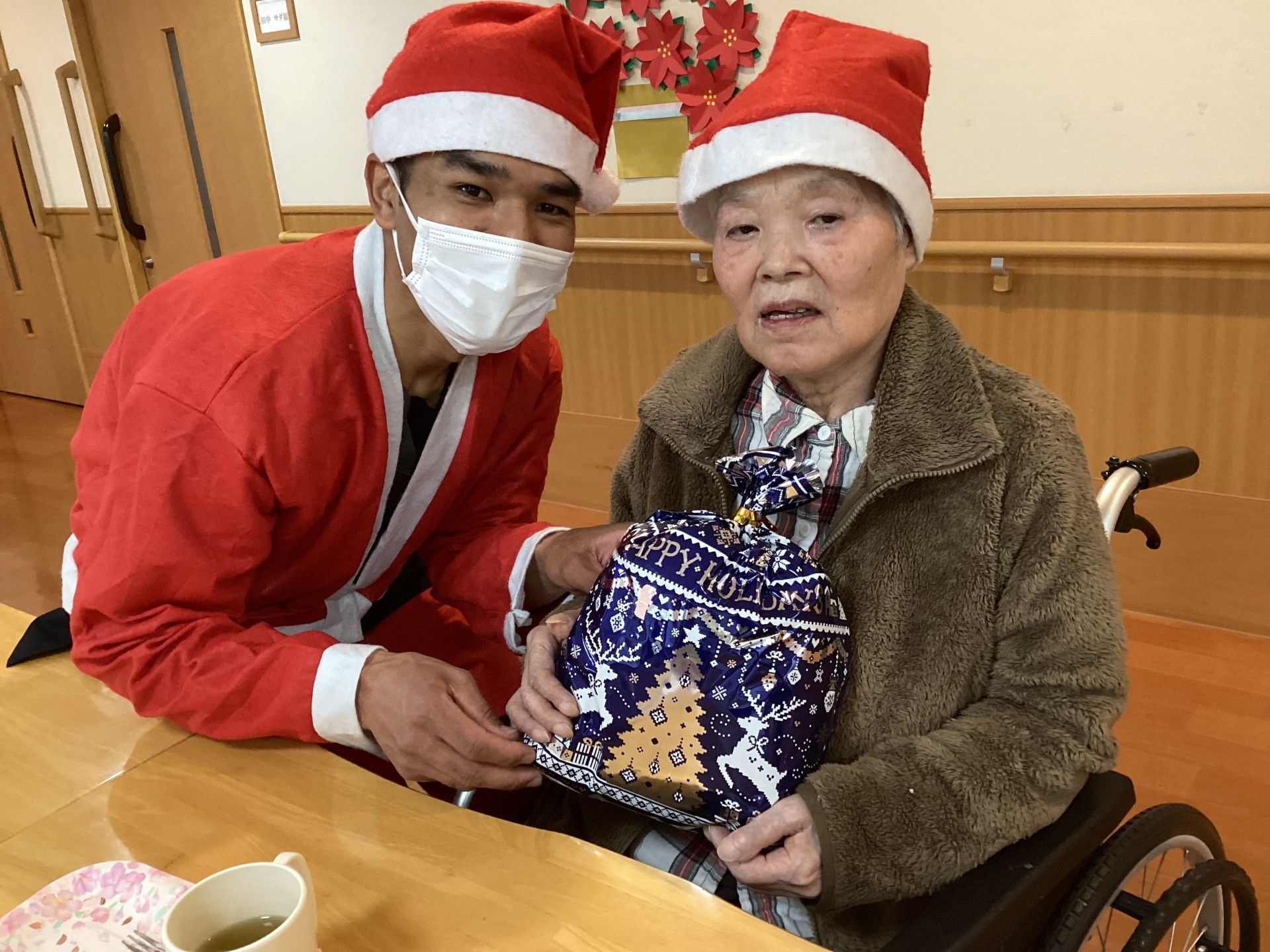 サンタ帽をかぶった二人の交流