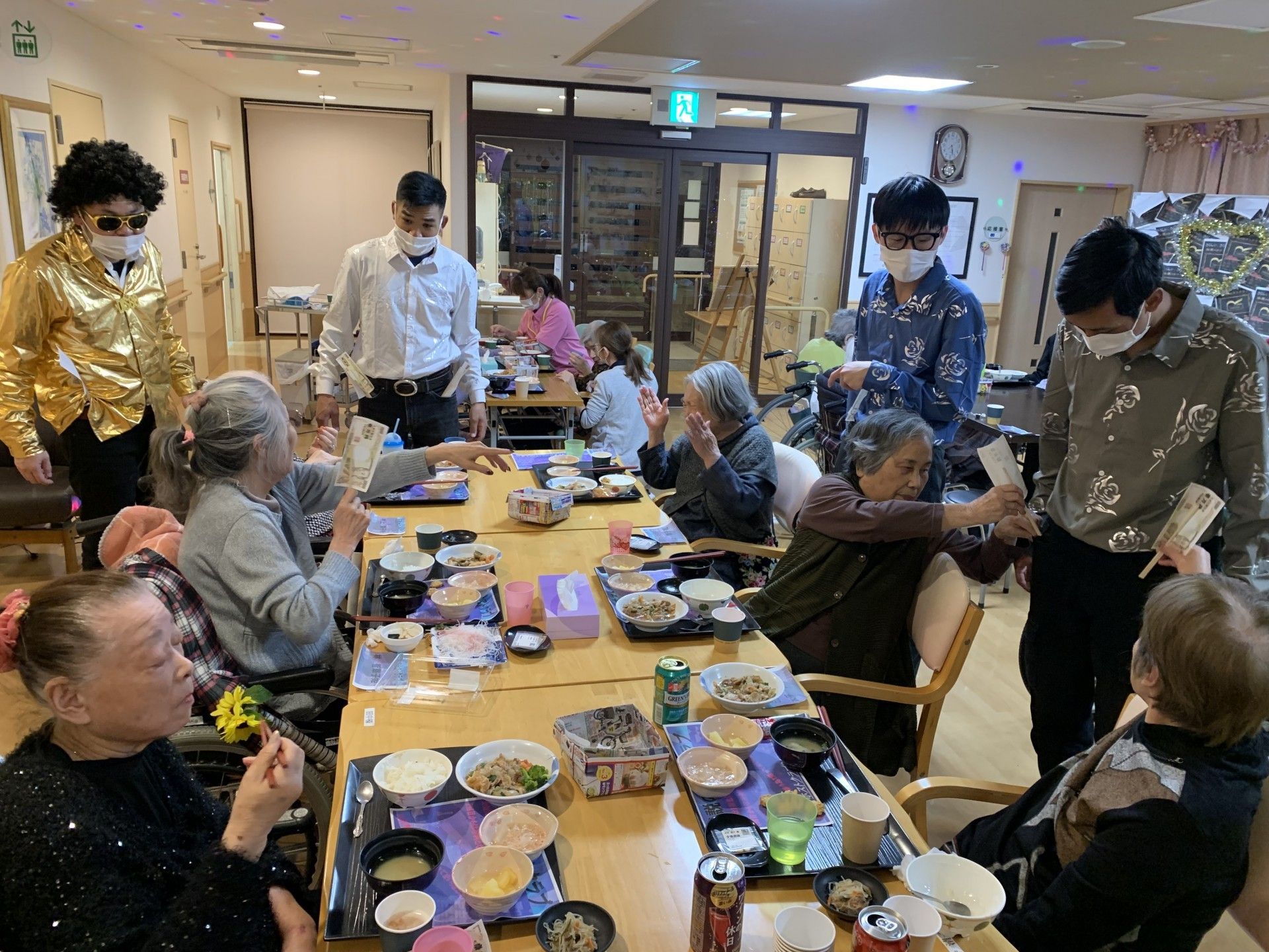 お食事の時間のダイニングルーム