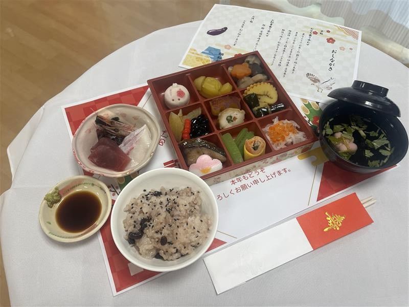 彩り豊かな食事のテーブル