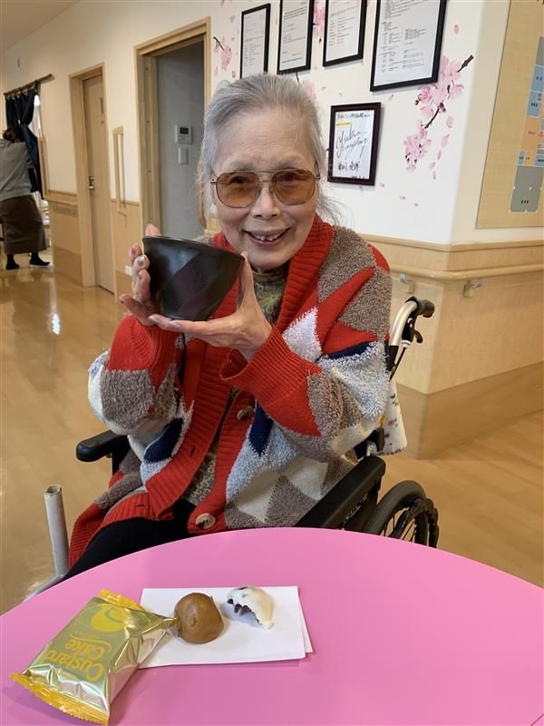 笑顔でお茶を楽しむ様子