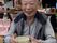 笑顔でお茶を楽しむ男性